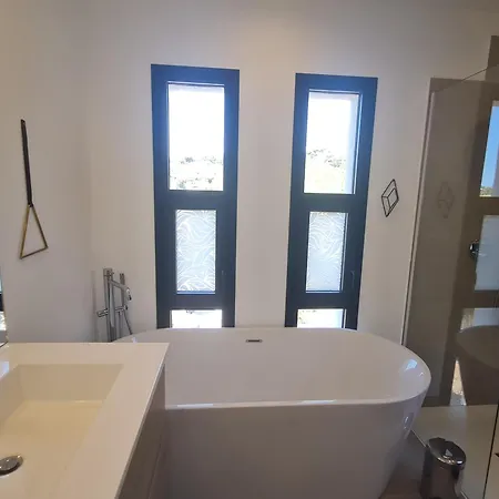 Villa 6 Pieces Climatisee Avec Piscine Privee A *