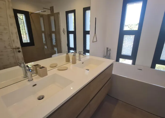 Climatisée 6 Pièces Avec Piscine Privée, 5 Chambres, Domaine De La Nartelle - Fr-1-780-67