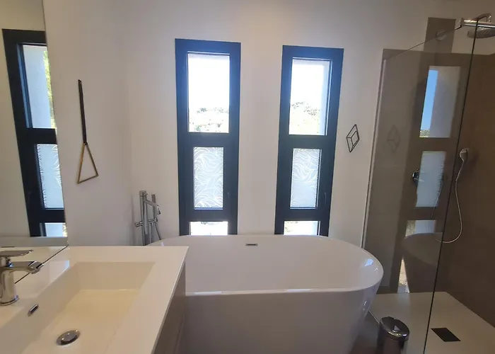 Villa Climatisée 6 Pièces Avec Piscine Privée, 5 Chambres, Domaine De La Nartelle - Fr-1-780-67 *