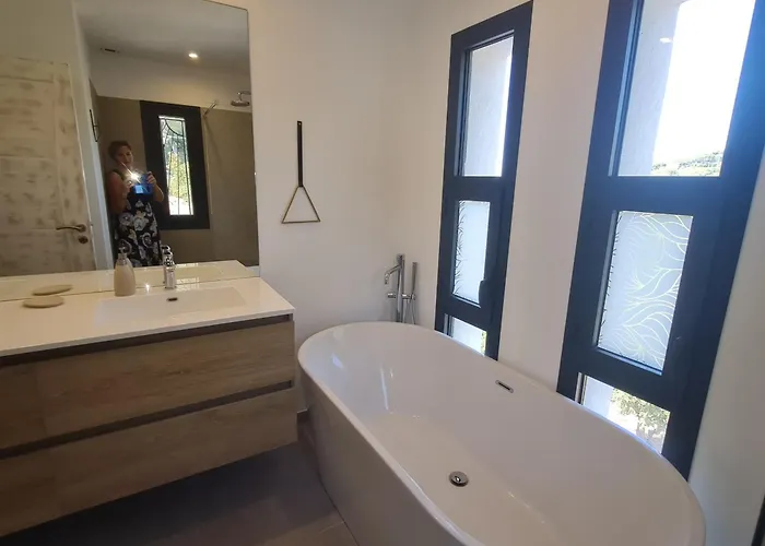 Villa Climatisée 6 Pièces Avec Piscine Privée, 5 Chambres, Domaine De La Nartelle - Fr-1-780-67